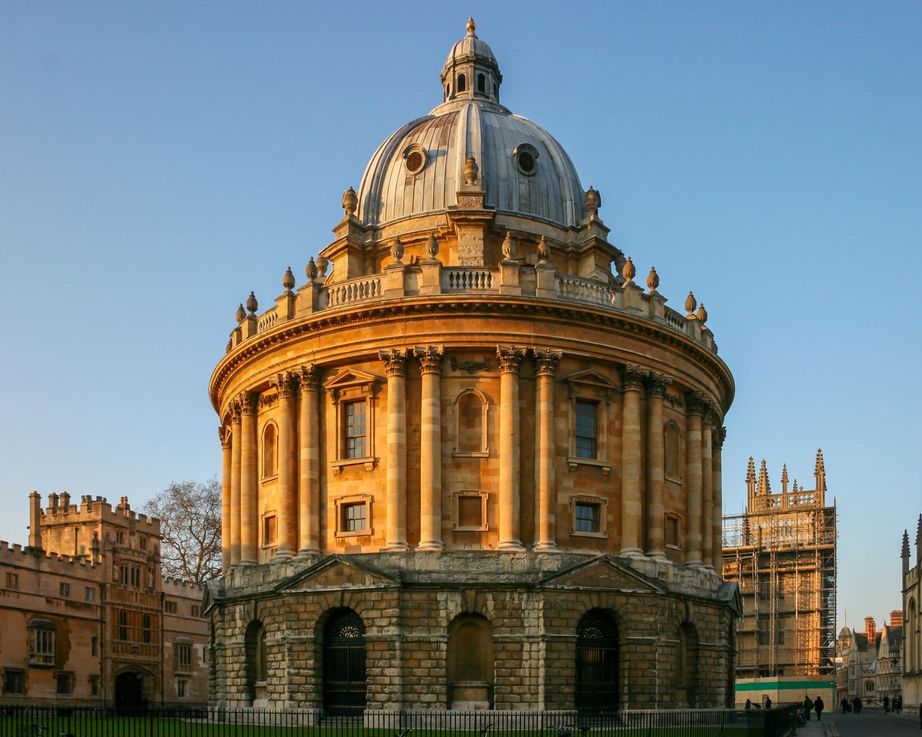 The domed Radcliffe Camera library in Oxford under a clear sky
